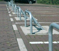 Anti-parkeerbeugel Ambach neerklapbaar met betonvoet