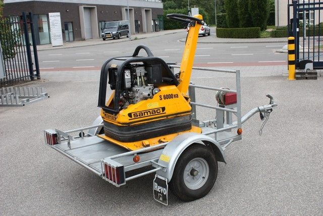 Aanhangwagen met lier t.b.v. trilplaat